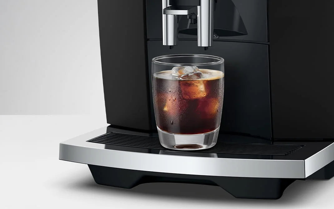 Cold brew koffie uit de JURA S10 in een glas met ijs