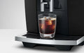 Cold brew koffie uit de JURA S10 in een glas met ijs