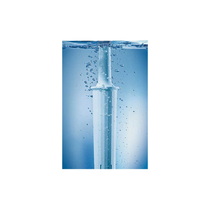 JURA Verlengstuk CLARIS Blue 68773 in water ondergedompeld met belletjes, wit kunststof onderdeel | Arte dell' espressO