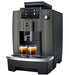 JURA W4 Dark Inox koffiemachine met touchscreen en twee kopjes espresso op het dienblad