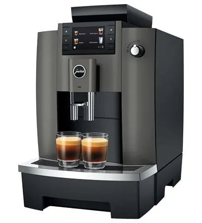 JURA W4 Dark Inox koffiemachine met twee glazen koffie en een digitaal display