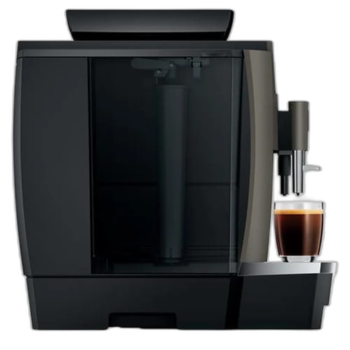 JURA W4 Dark Inox koffiemachine met een kopje vers gezette koffie aan de uitloop, stijlvolle donkere afwerking