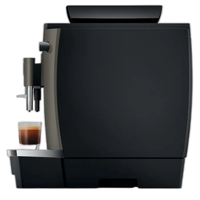 JURA W4 Dark Inox koffiemachine met espresso in een glas, zijaanzicht met matzwarte afwerking