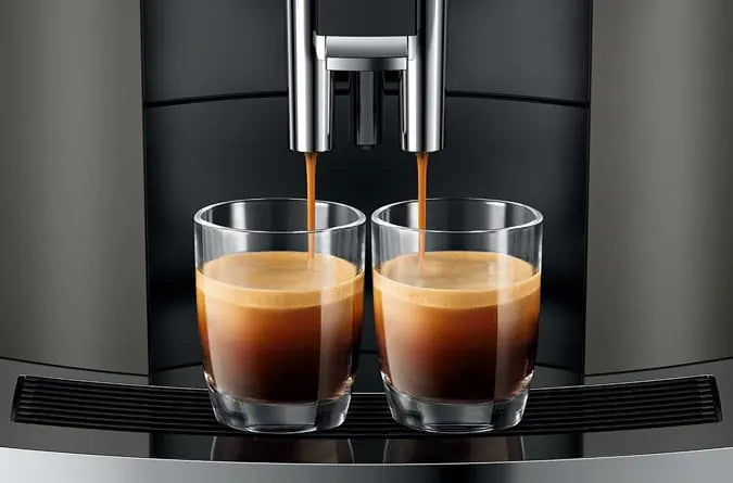 JURA W4 Dark Inox schenkt twee kopjes espresso tegelijk met stijlvolle roestvrijstalen afwerking