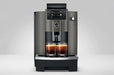 JURA W4 Dark Inox koffiemachine met touchscreen en twee espresso's op het dienblad