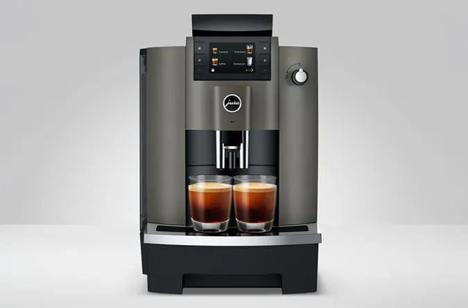 JURA W4 Dark Inox koffiemachine met touchscreen en twee espresso's op het dienblad