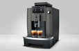 JURA W4 Dark Inox koffiemachine met twee gevulde espressoglazen en een modern display
