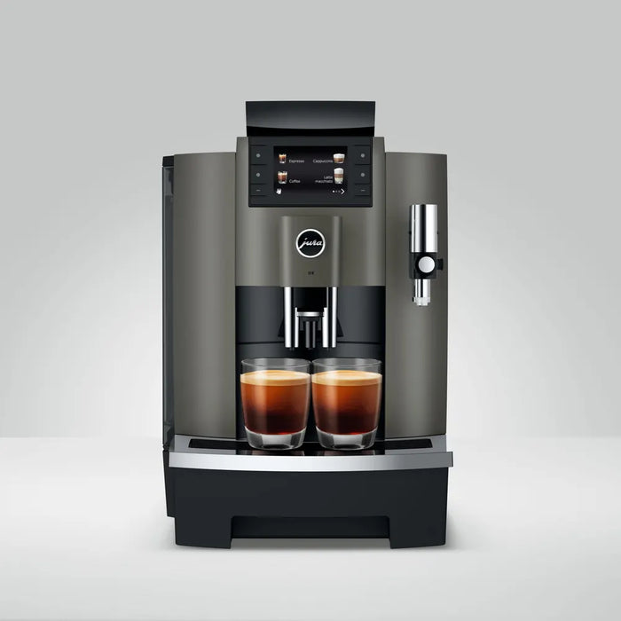 JURA W8 Dark Inox zakelijke koffiemachine met twee glazen espresso op het display en een modern bedieningspaneel