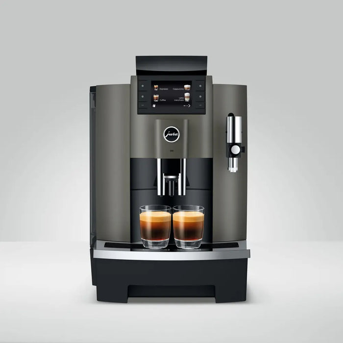 JURA W8 Dark Inox koffiemachine met twee gevulde glazen espresso op een grijze achtergrond