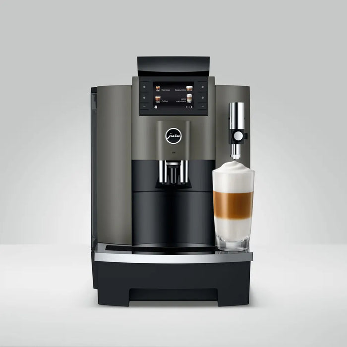 JURA W8 Dark Inox zakelijke koffiemachine met display en latte macchiato in glas