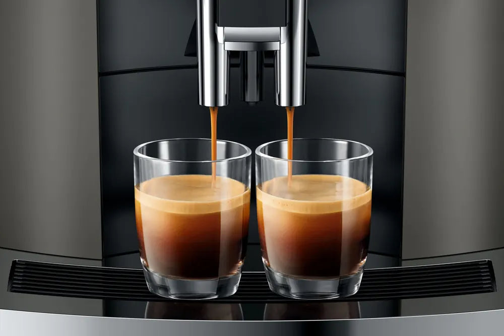 JURA W8 Dark Inox bereidt twee espresso's tegelijk met een stijlvolle inox afwerking