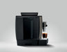 JURA W8 Dark Inox zakelijke koffiemachine met kopje koffie op het dienblad, strakke zwarte afwerking