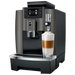 JURA W8 Dark Inox zakelijke koffiemachine met display en melkschuimer, naast een glas latte macchiato