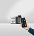 JURA X10 Dark Inox zakelijke koffiemachine met smartphonebediening en kopjesrek op de achtergrond