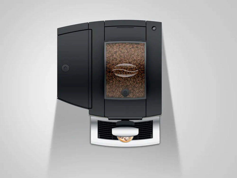 JURA X10c Dark Inox koffiemachine met bonenreservoir en kopje in het lekbakje