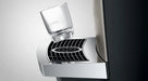 JURA X10c Dark Inox met een glazen kopje op het chromen lekrooster van de koffiemachine