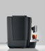 JURA X10c Dark Inox koffiemachine met zijaanzicht en glas met koude koffie op het dienblad