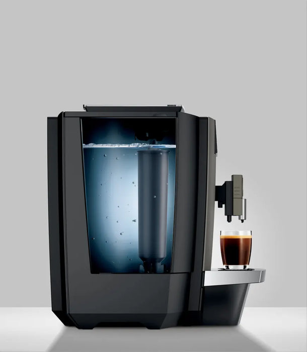 JURA X4 Dark Inox zakelijke koffiemachine met watertank en vers gezette espresso in glas