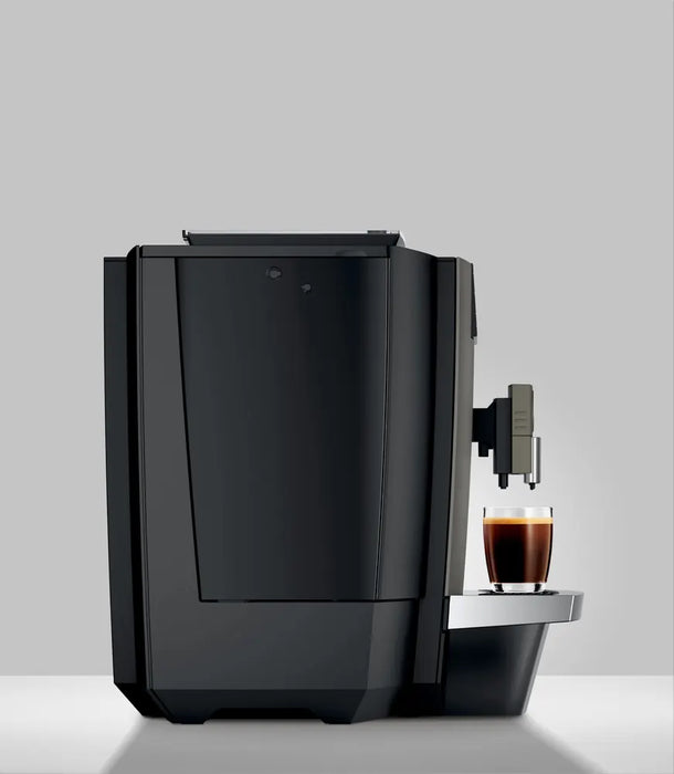 JURA X4 Dark Inox zakelijke koffiemachine in zijaanzicht met een kopje koffie op het dienblad