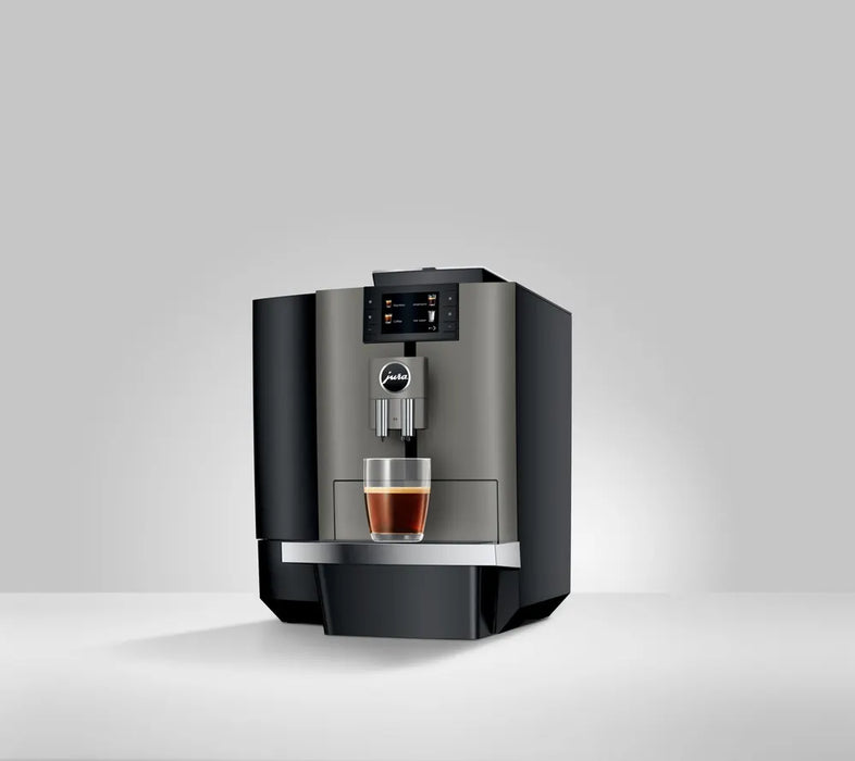 JURA X4 Dark Inox zakelijke koffiemachine met touchscreen en kopje koffie op het dienblad