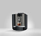 JURA X4 Dark Inox zakelijke koffiemachine met touchscreen en kopje koffie op het dienblad