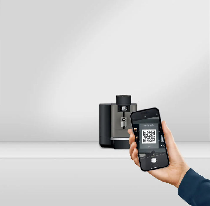 JURA X4 Dark Inox zakelijke koffiemachine met QR-code scanfunctie op smartphone