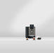 JURA X4 Dark Inox zakelijke koffiemachine met display en twee kopjes espresso op een witte ondergrond