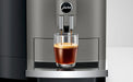 JURA X4 Dark Inox zakelijke koffiemachine schenkt espresso in een glas