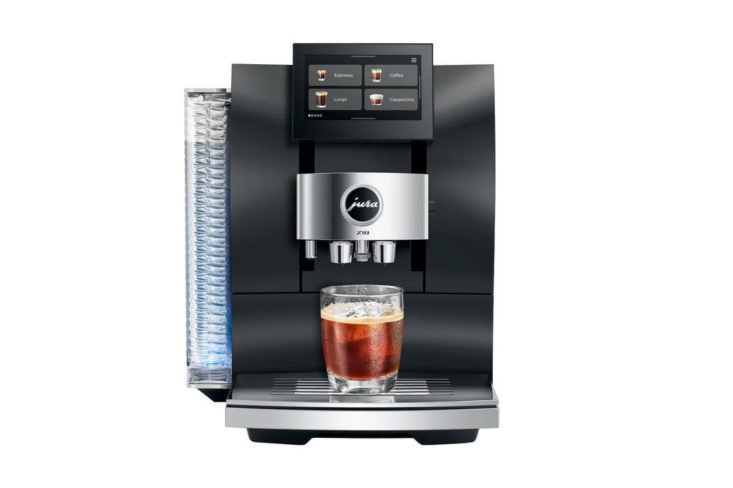 JURA Z10 Obsidian Black, schuin vooraanzicht met cold brew
