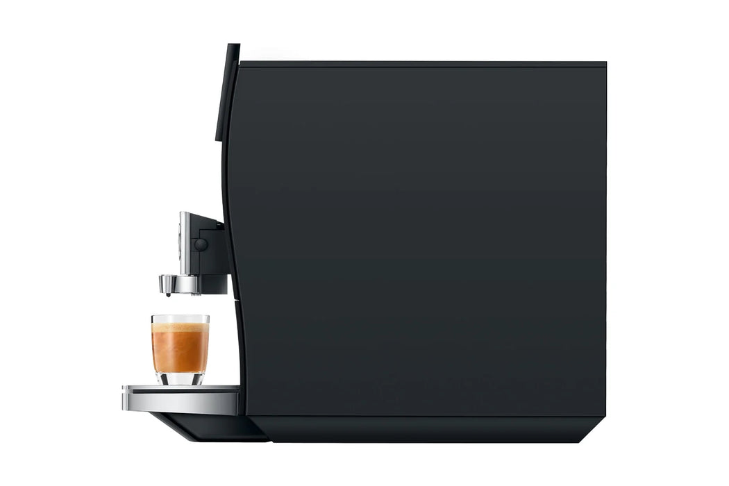 JURA Z10 Obsidian Black, zijaanzicht met koffieglas onder de uitloop